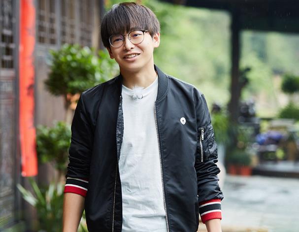 原创向往的生活拍节约广告彭昱畅荡秋千房梁在晃体重成焦点