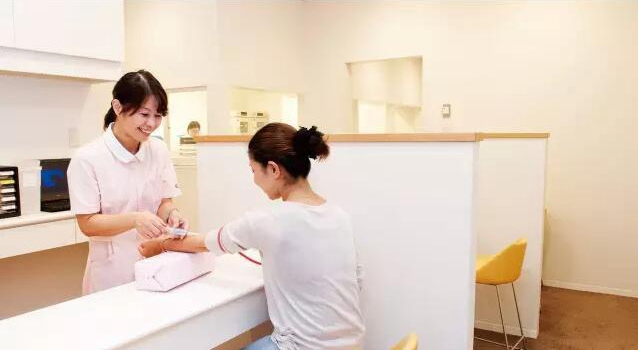 日本医院实行分级诊疗制度和看病预约制,本国人看病基本在基层诊所