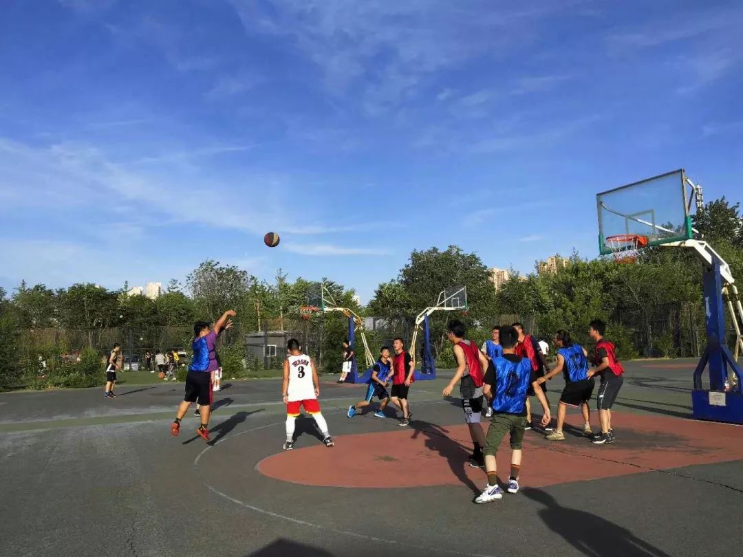 学生会风采法学男儿奋战球场挥洒汗水谱写青春法学院第六场男子篮球