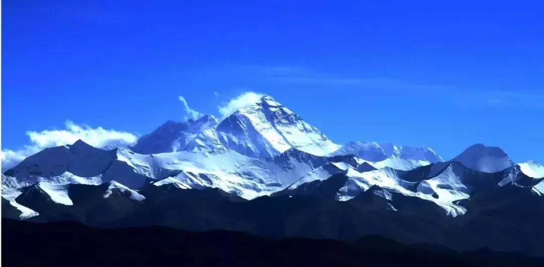 朗玛意为"大地之母",尼泊尔人则称呼它为"苍穹之顶"或是"天空的女神"