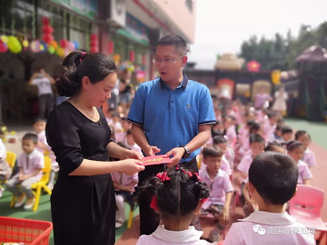 教育强镇市教育局林贵福主任蓬莱镇陈培源镇长到镇各小学幼儿园开展