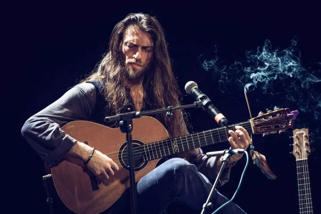 比如,德国的焚香吉他大仙estas tonne,虽然身在街头,但在人们的眼里