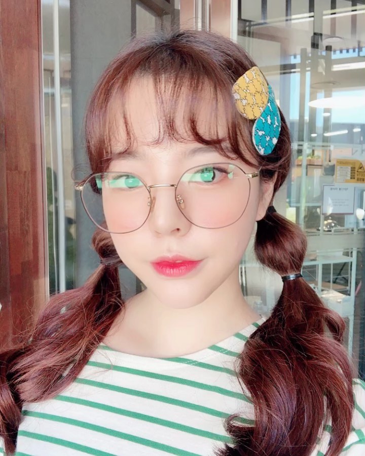 少女时代sunny,戴着眼镜自拍"咔嚓"展现童颜美貌