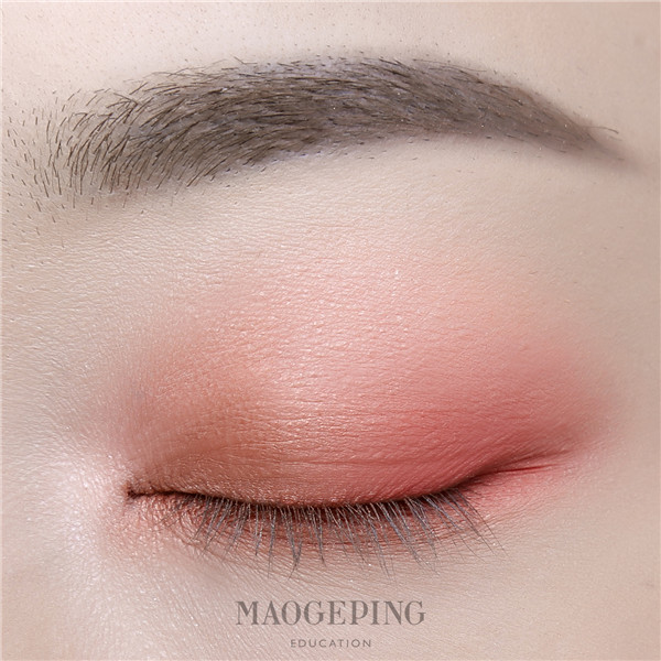 步骤二:将蜜桃粉色眼影从眼尾向眼头晕染开.范围比淡粉色眼影小一点.