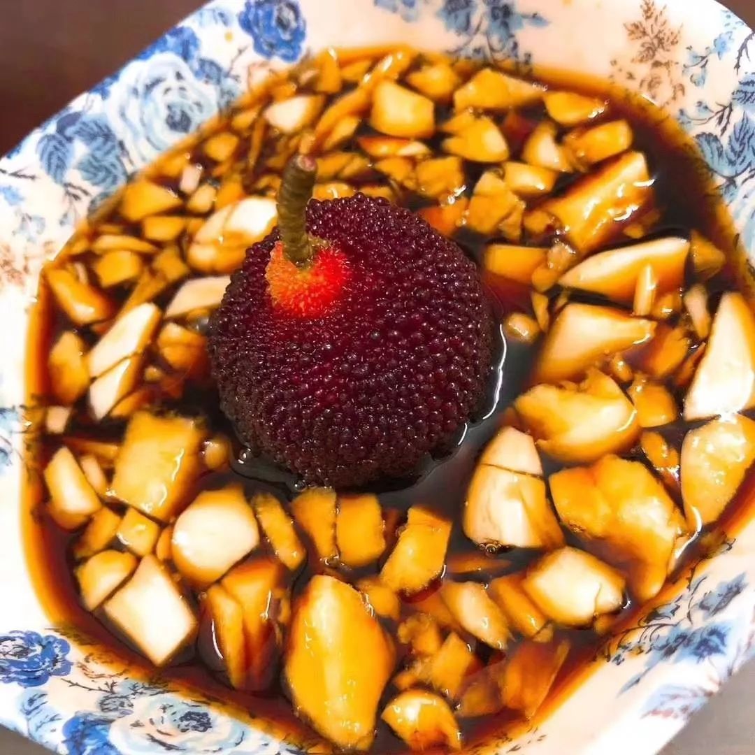 惠东有人用蒜头加酱油做调料,杨梅蘸着吃,你试过吗_吃法