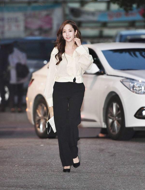 整容最多韩国女星朴敏英现身街头,米色衬衣搭配直筒裤,气质真好