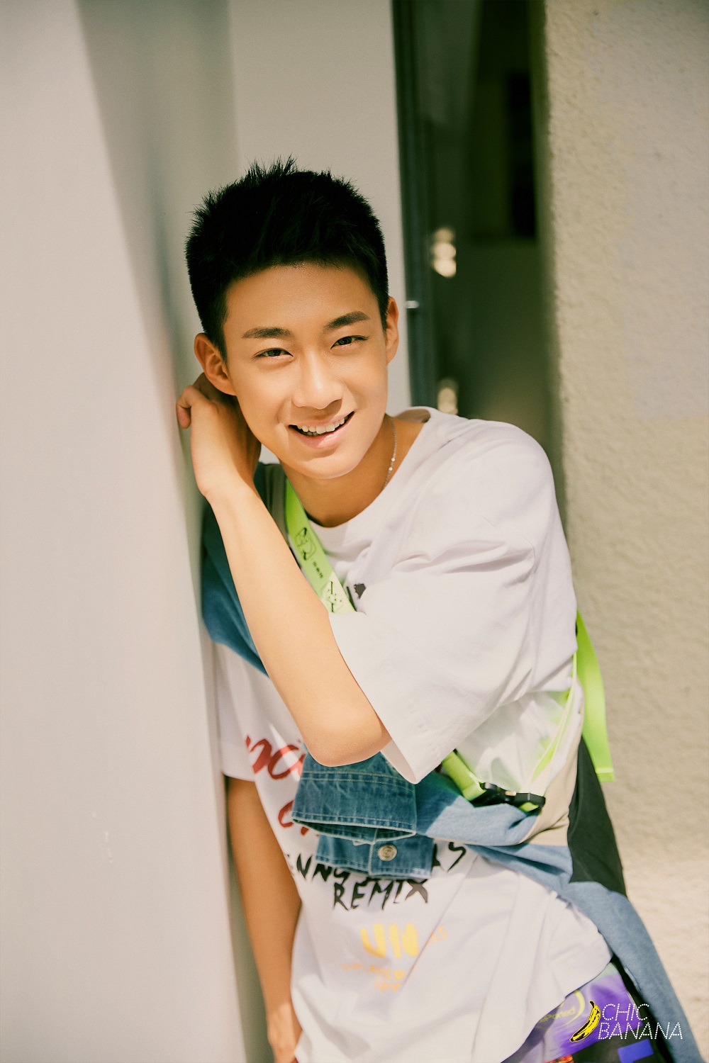 因在《致我们单纯的小美好》中饰演吴松柏一角而受到广泛关注的高至霆