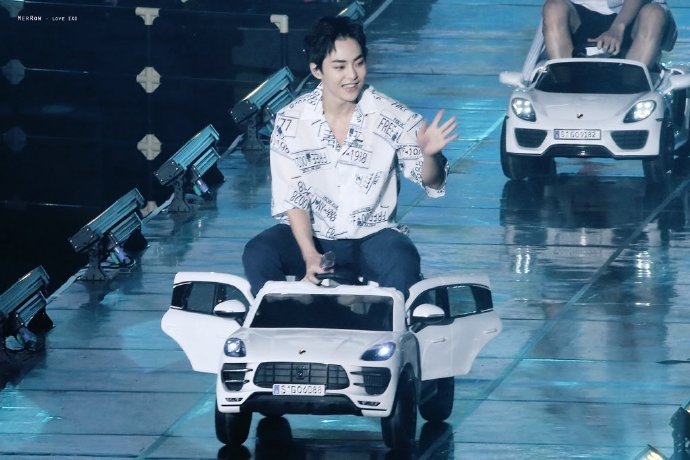 EXO成员的车图片
