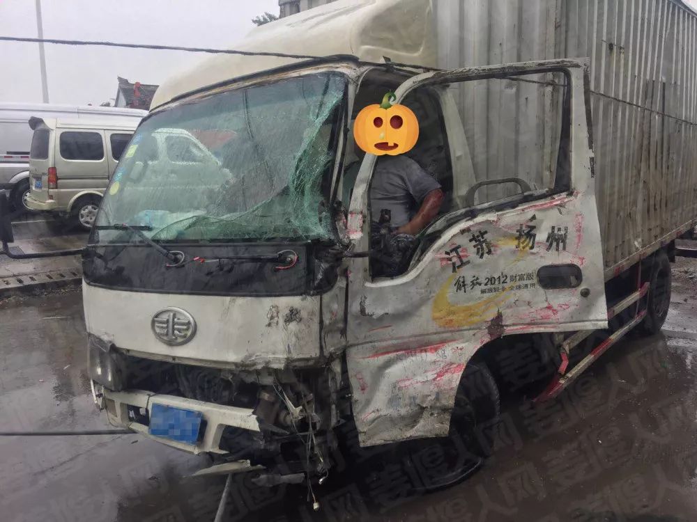 惨烈229省道发生车祸大货车闯红灯连撞两车现场一片狼藉