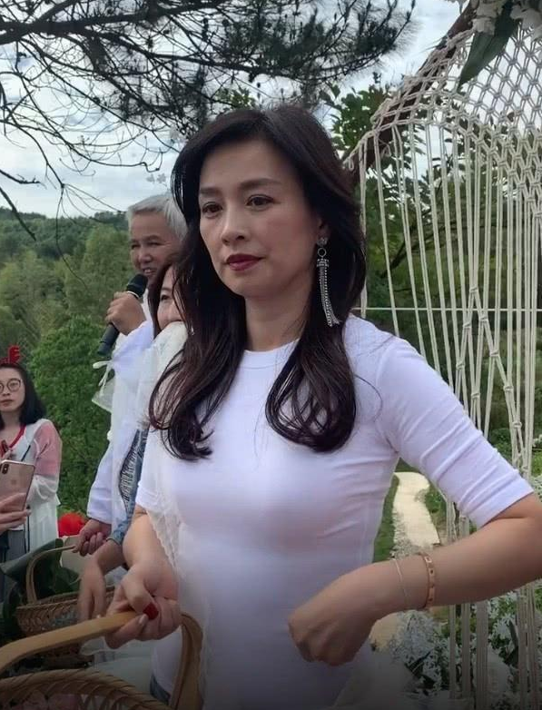 张庭与林瑞阳秀恩爱紧身t恤搭配热裤大秀好身材49岁宛若少女