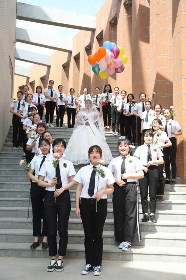 西北师范大学一班级唯一男生穿婚纱拍毕业照走红网络