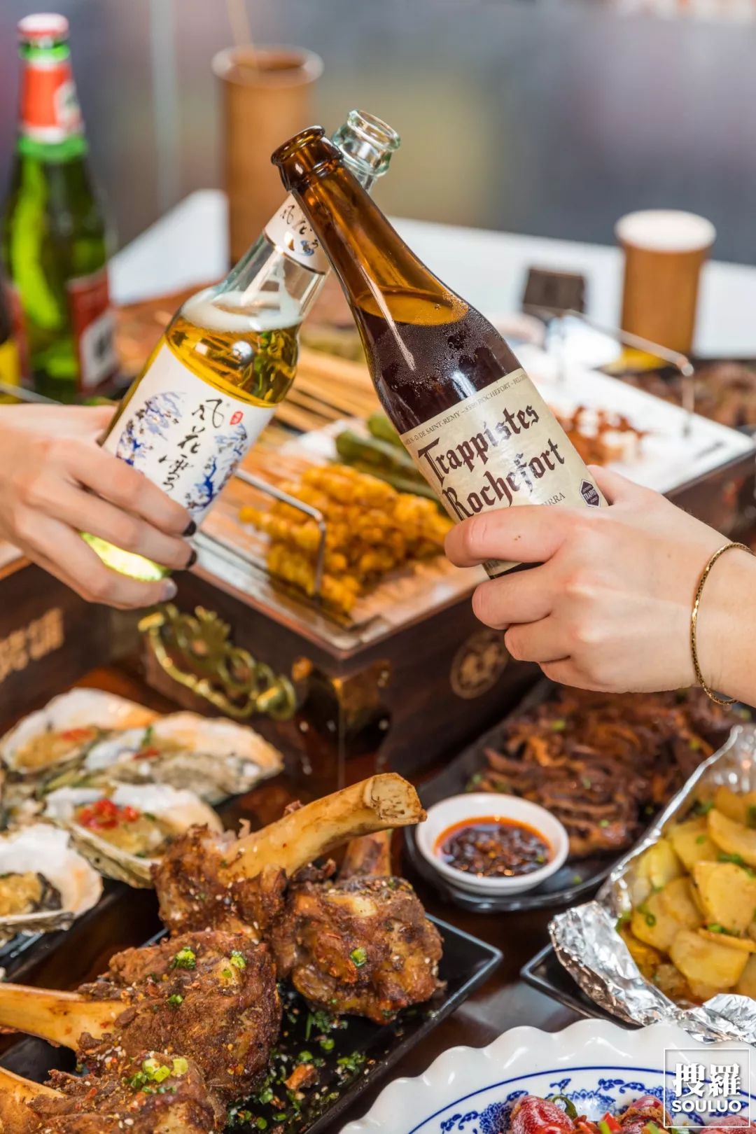 江湖宵夜铺肉5折酒半价划拳赢了就免单