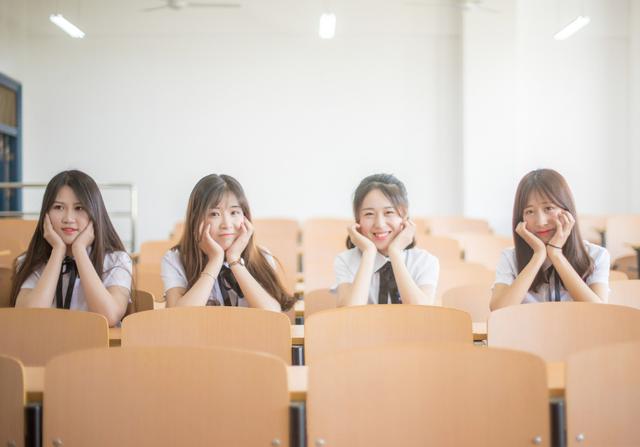 除此之外,还有仰拍,俯拍姿势的照片,这类毕业照适合几个好朋友一起