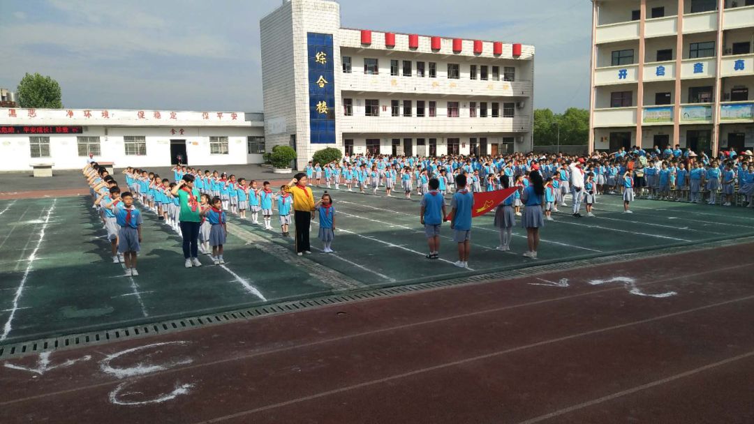 殷祖镇5月30日,殷祖镇妇联在镇中心小学举办了"书香飘万家"亲子阅读暨