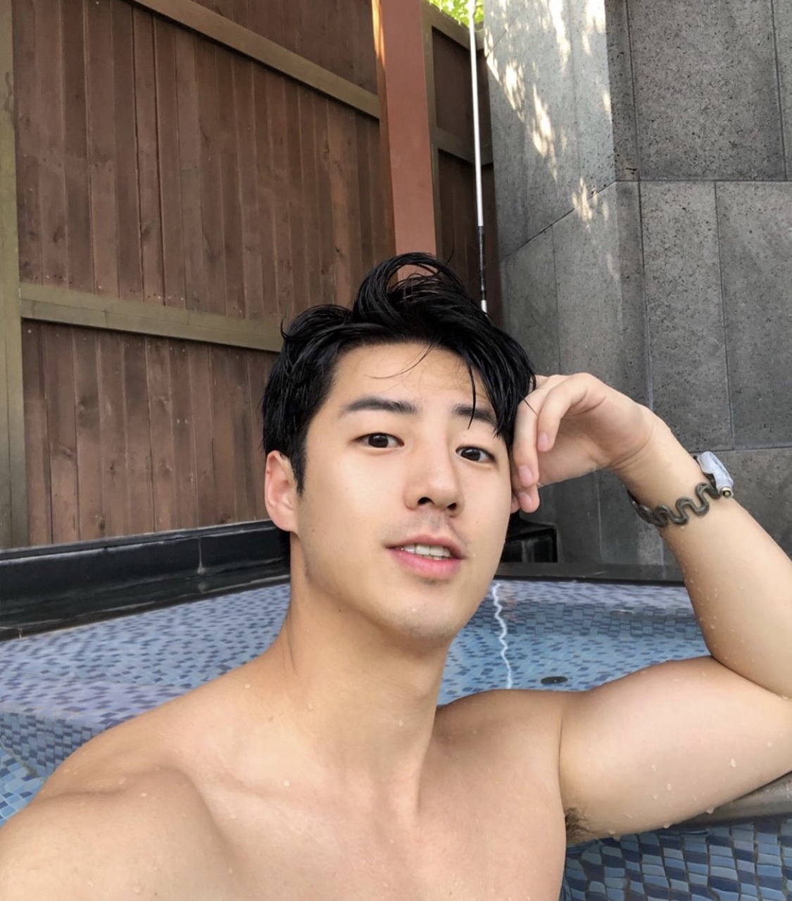 欧巴高,但是综合成绩值非常煞人dong won bin就属于标准的韩国男孩的