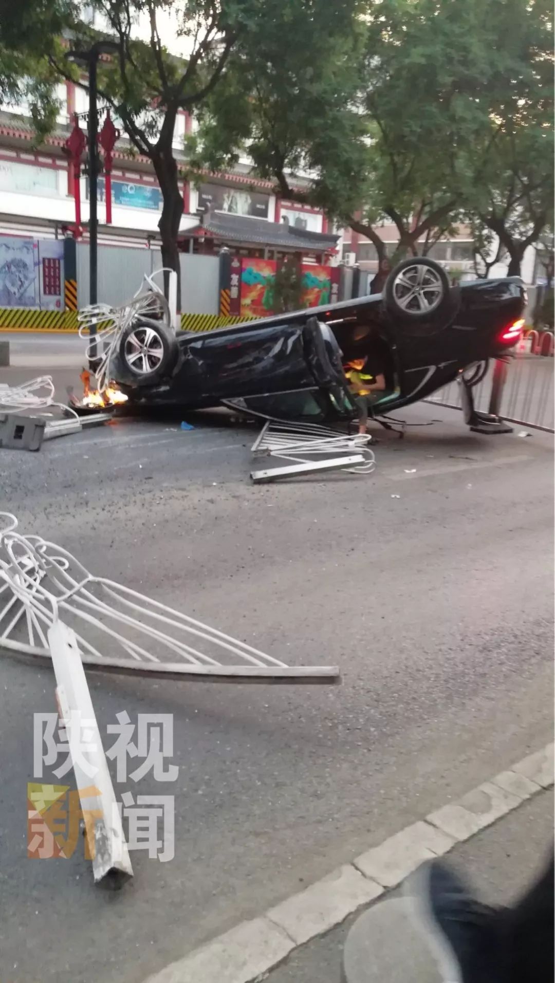 今晨西安西大街发生一起翻车事故 车辆受损严重