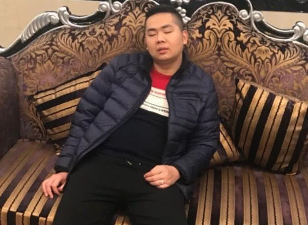 主播迎来中年危机?他有了大肚腩,另一位也是满脸痤疮