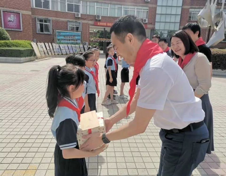 良渚新城党工委书记曾宏一行来到良渚第一小学进行六一儿童节慰问