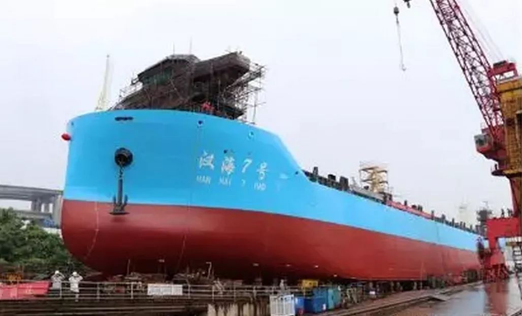 汉海7号敞口集装箱船在芜湖江东船厂顺利下水