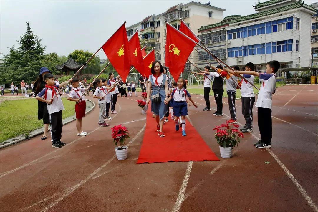大手伴小手传承好家风六一在即塘栖三小这群孩子入队啦