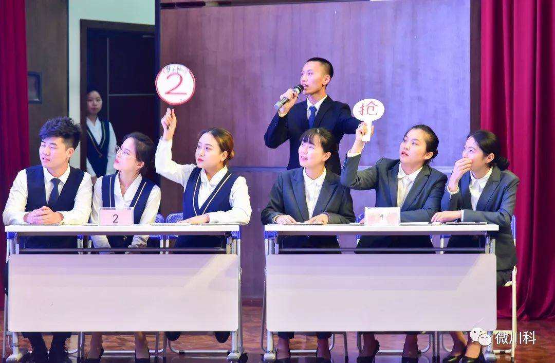 派出一人,由主持人从题库抽出一题并念出,参与此环节的选手举牌抢答