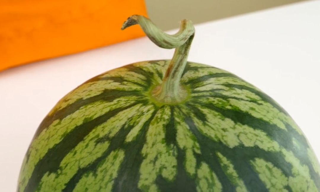 挑西瓜时别再用手拍了,教你个方法,保证皮薄汁多还很甜!