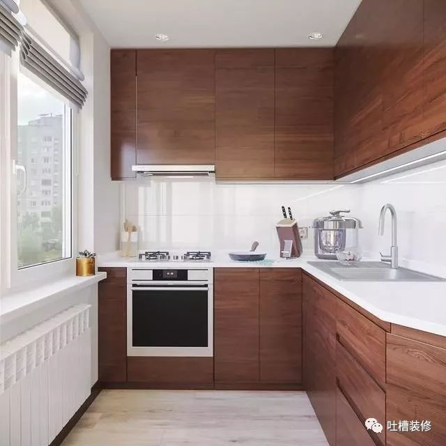 厨房吊柜和地柜门板均使用了深色木纹门板,与浅色的地板形成视觉上的