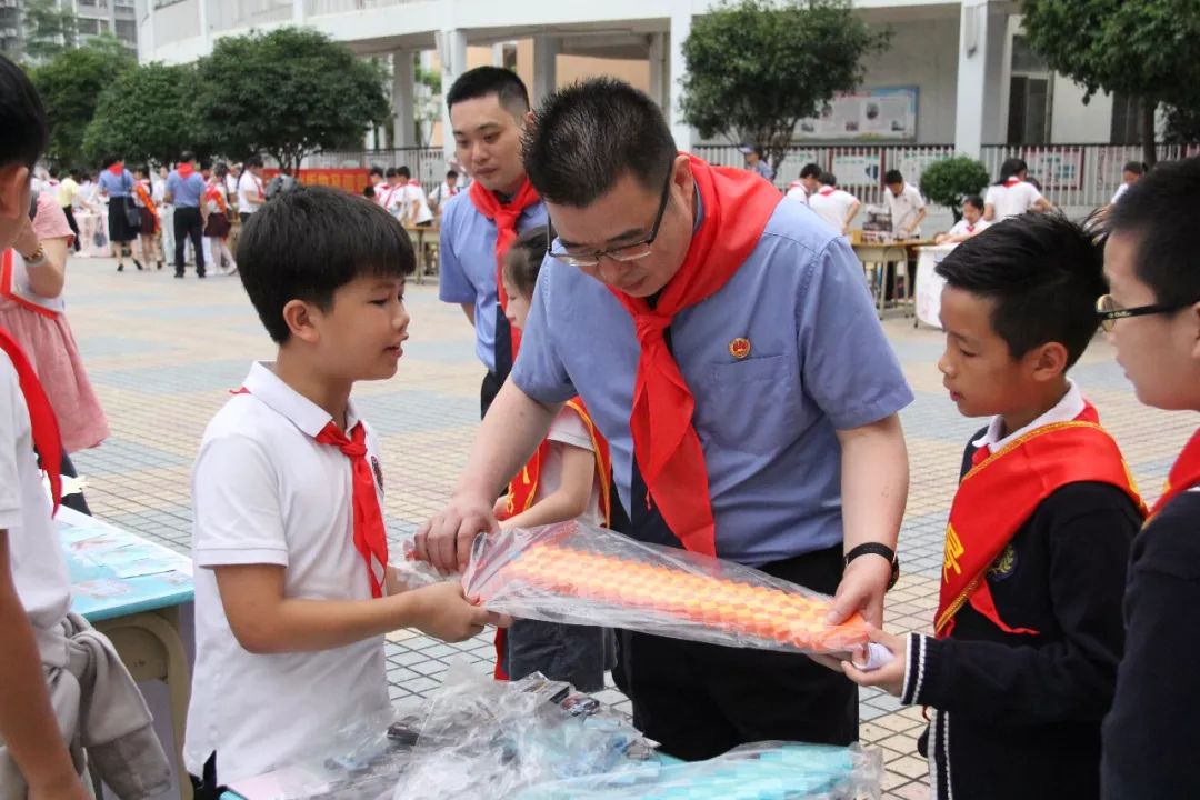 "六一"关爱满校园,浓浓真情暖童心_邓雪刚