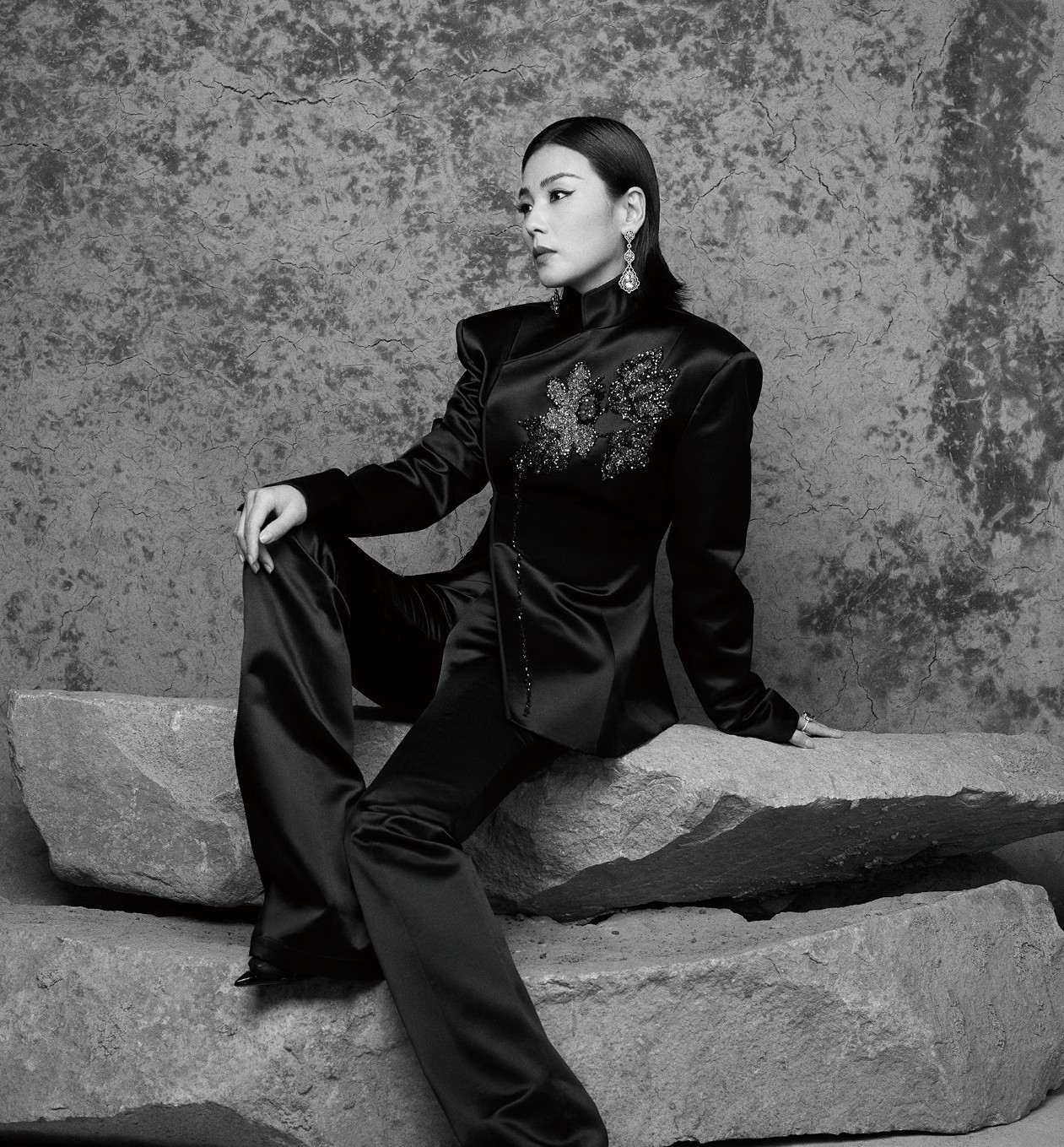 刘涛登《时尚芭莎》7月刊封面,复古猫眼妆搭配原生态气息尽显时尚!