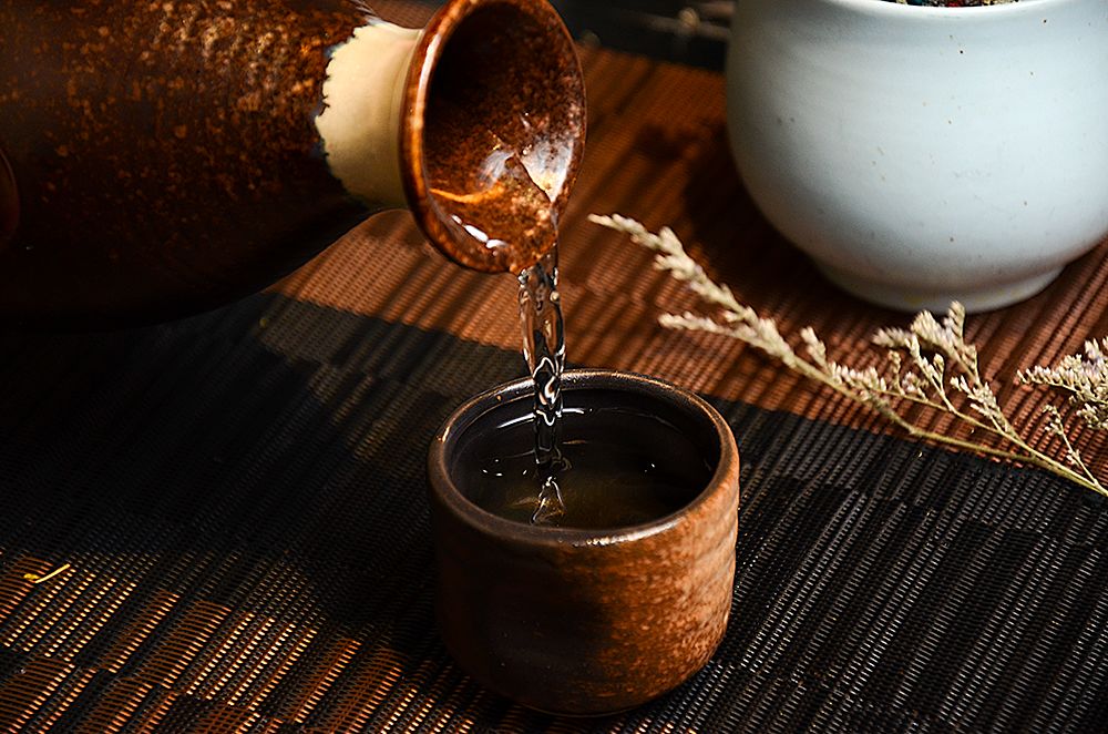 一壶清酒,便能装下温饱之外的诗意进入门口,走上长长的楼梯进入到散发