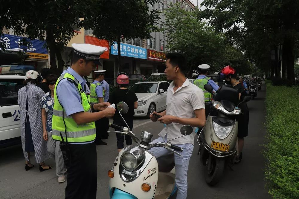 电动车这种违法行为,飓风行动交警抓了3000多起,很多玉林人常做