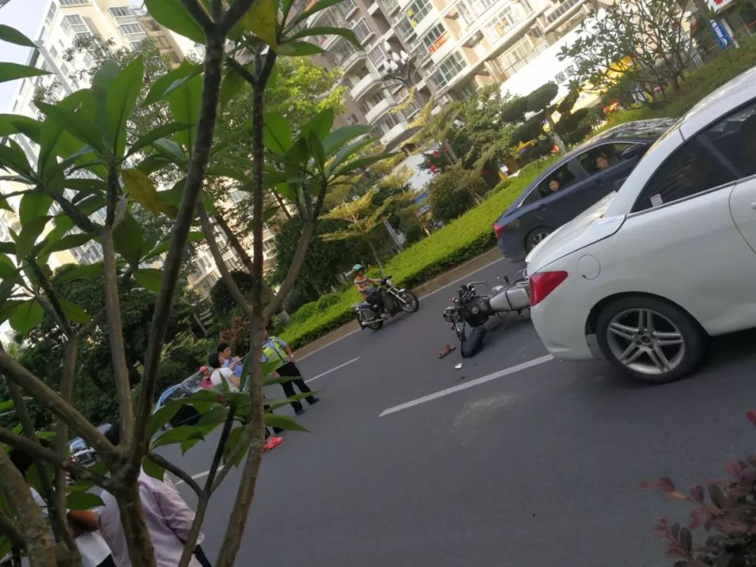 昨世纪大道突发两车相撞,摩托车主受伤.