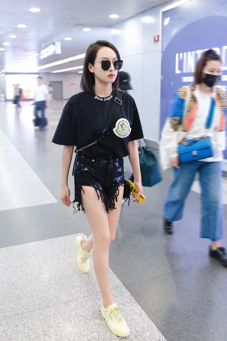 宋茜黑色t恤搭配流苏短裤 尽显纤细白嫩大长腿