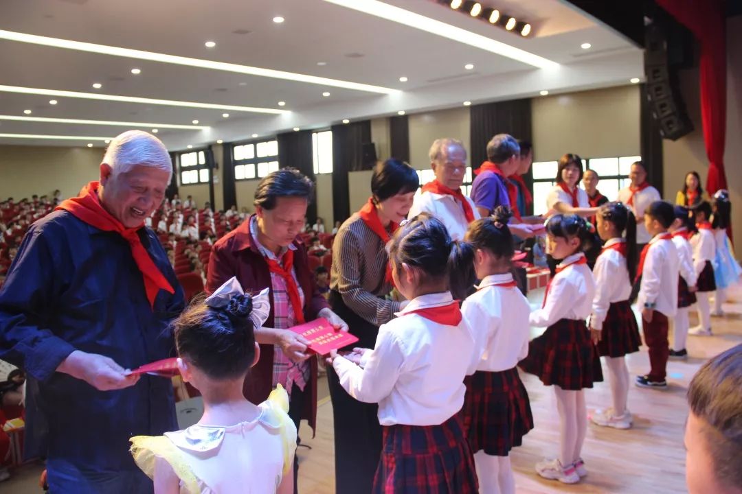 六一节祝福市领导走访坞根红军小学