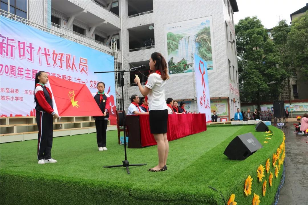 城东小学的小朋友们身着节日盛装登台表演,良好的展现了我县少年儿童