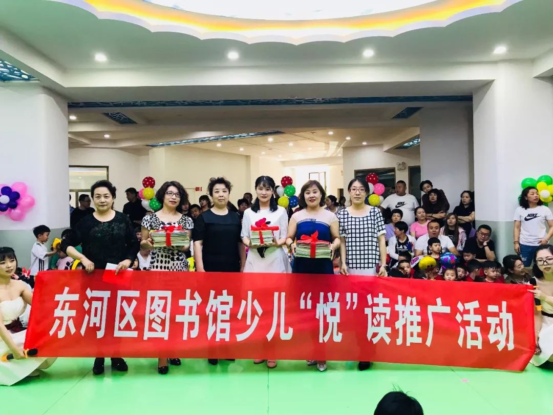 新时代文明实践系列活动东河区图书馆开展喜迎六一送书进校园活动