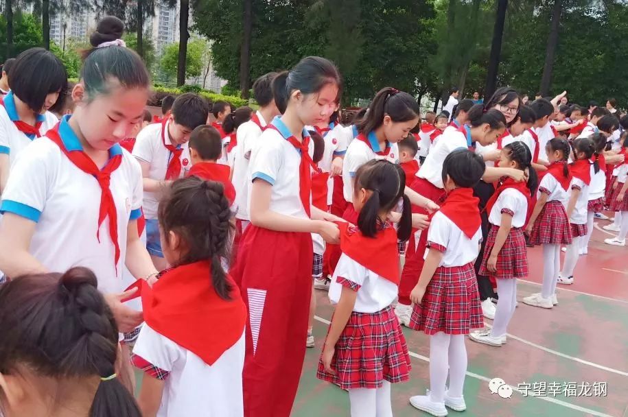 活动中,龙钢学校校长陈勇斌,书记邱志良,社区党委书记谢晓环,社区主任