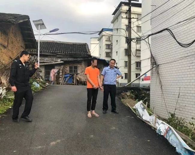 贺州女子凌晨被人按倒在地袭胸路遇美女可千万要hold住啊