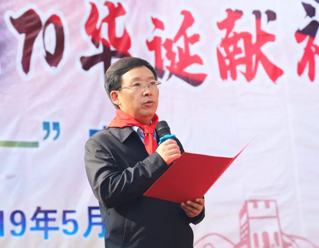 戈昌武到示范小学与孩子们共度六一儿童节