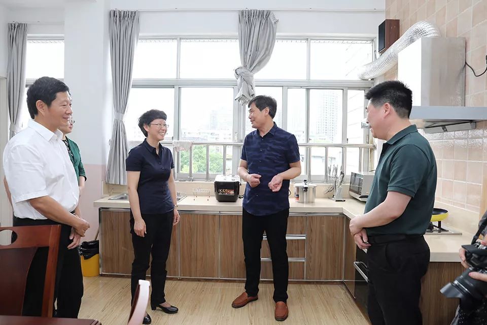 区领导徐林亮一行区领导徐林亮,孙柏平一行前往浙江省盲人学校,银湖
