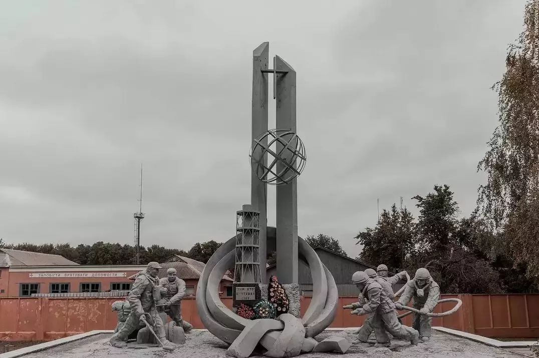 从阻止放射性核污染所做成封闭设施"石棺"以及当地纪念碑,逻辑君联想
