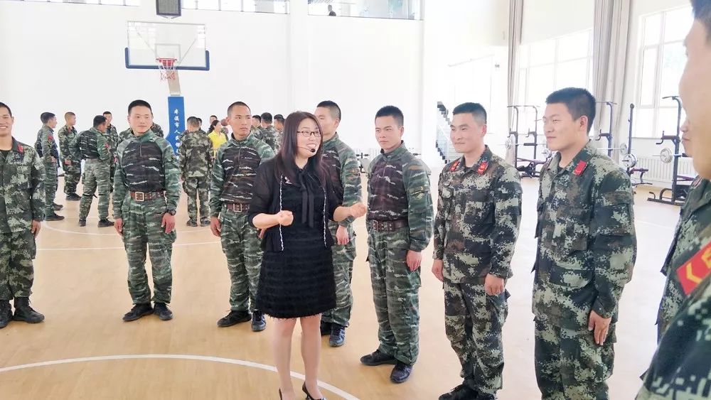 特色健康行动本溪市中心医院心理专家走进武警本溪支队为战士作团训