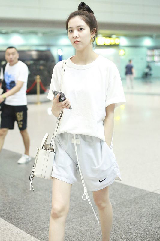 宋妍霏素颜淡妆也耐打天蓝色吊带衣同色阔腿裤越看越清凉