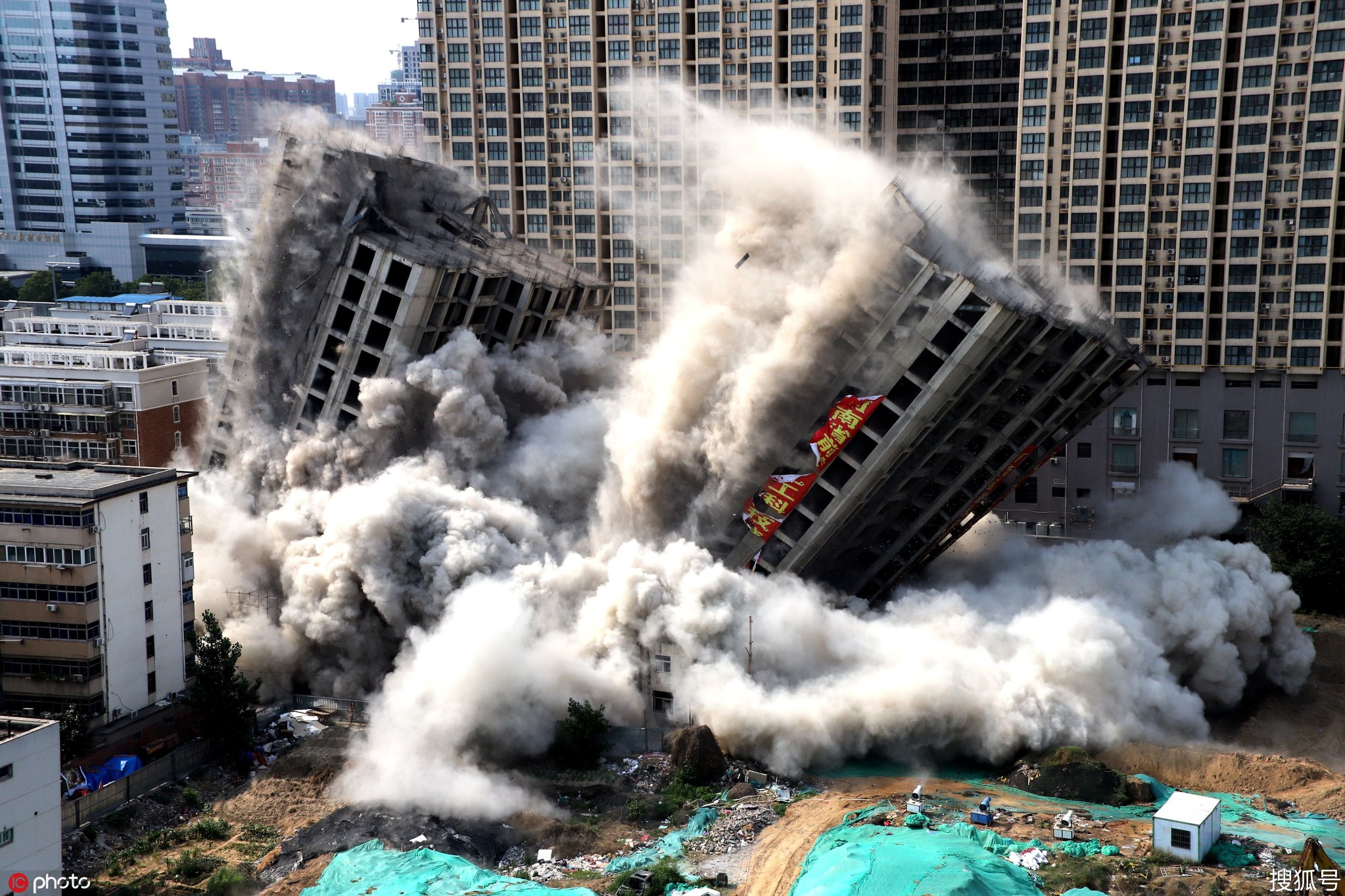 1.176吨炸药引爆郑州两栋城中村 高楼瞬间灰飞烟灭