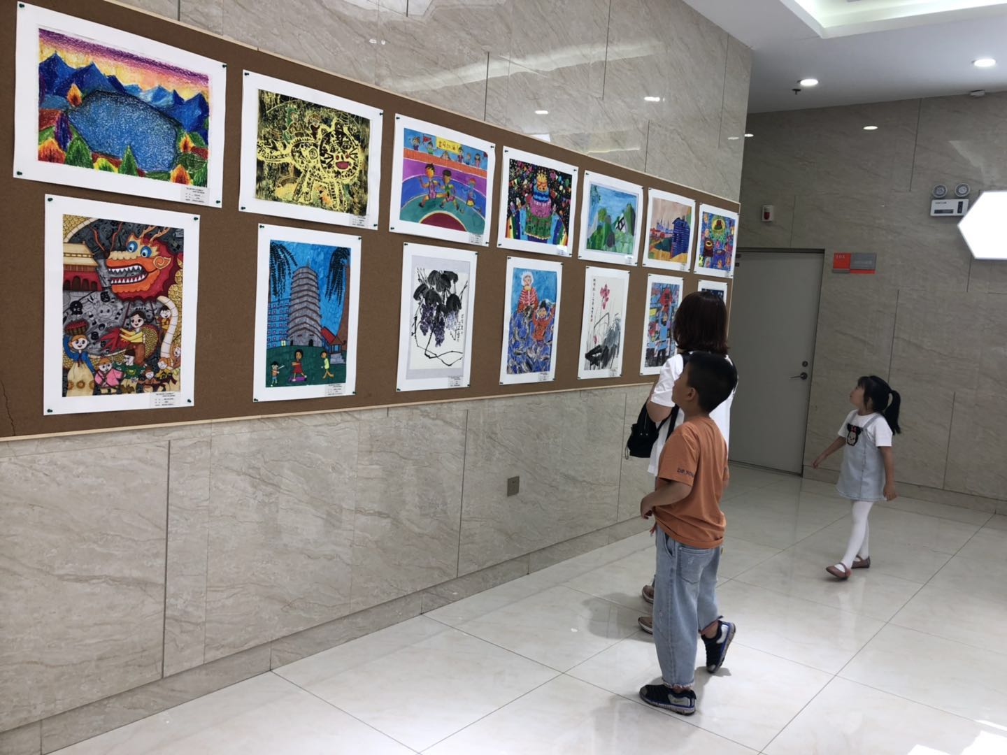 美术学院在省妇女儿童活动中心举办了首届庆六一中外儿童主题画展