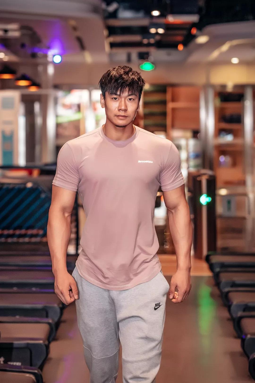 原创瘦杆小伙从健身房前台做起月入近3万后又放弃专心备赛折腾是他的