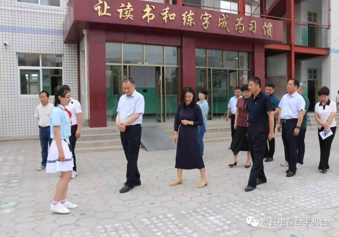 安阳市委常委,县委书记董良鸿深入向阳小学,亲切看望慰问少年儿童,向