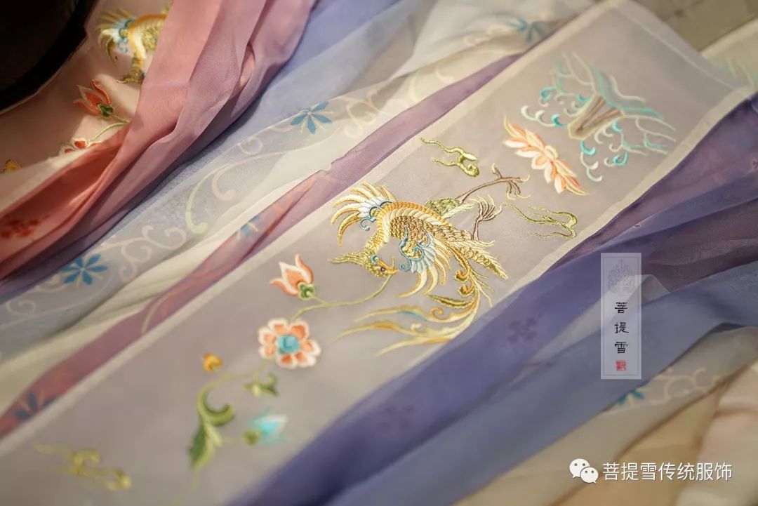 披帛颜色:砖红 - 青蓝渐变色唐风印花披帛几乎可以作为所有唐风襦裙的