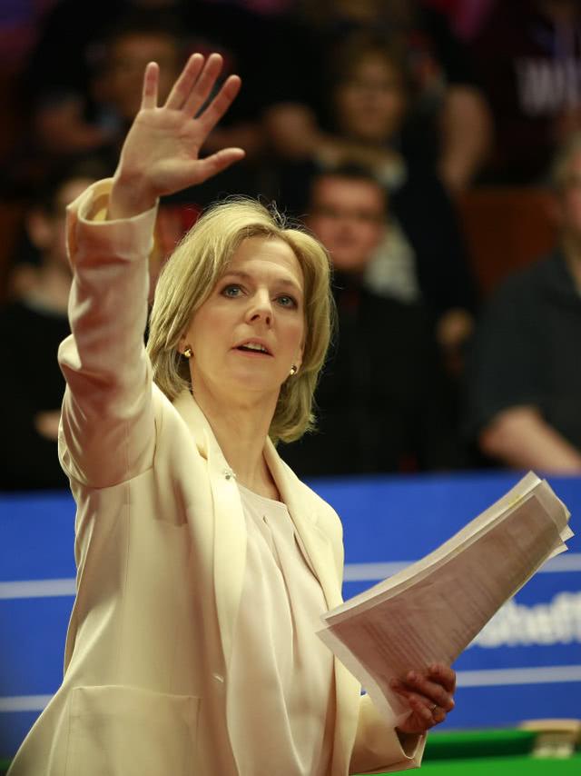 每当斯诺克赛季进入bbc"三大赛",一位备受英国球迷爱戴的优雅女主播