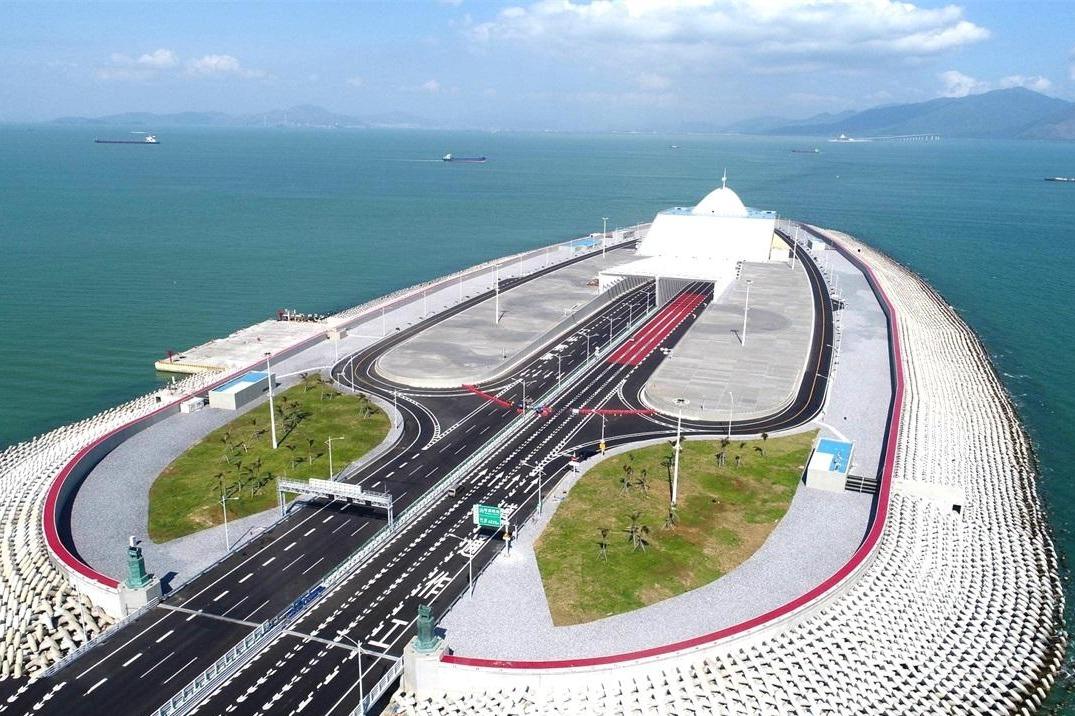 港珠澳大桥人工岛下面放置了120个500吨的钢桶有什么作用呢